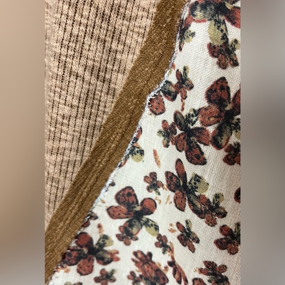 POL Bloom & Floral  Mocha Heathered Crewneck ribbed with Floral Trim - Picture 3 of 13